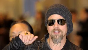 Brad Pitt se ascunde de Angelina Jolie pentru a fuma