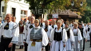 450 de ani de la sfinţirea Bisericii Evanghelice din Bistriţa. Peste 800 de saşi, la parada portului popular şi la slujbă - FOTO