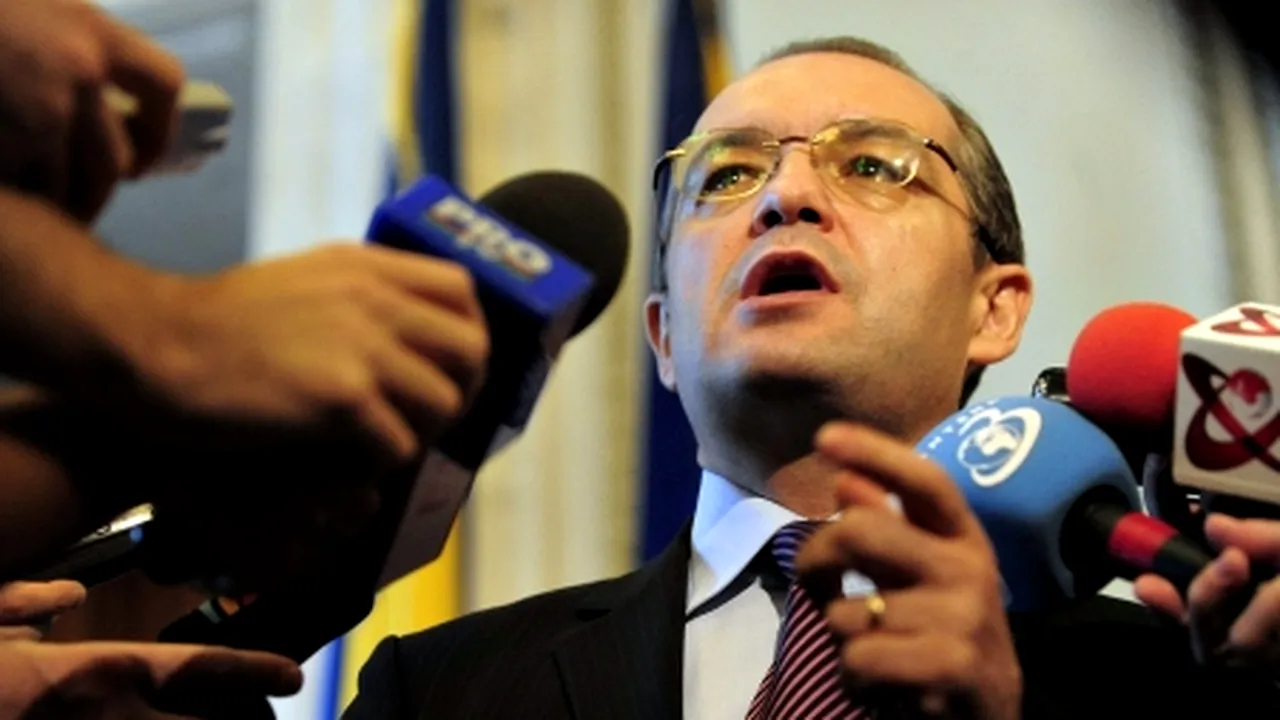 Boc face apel la parlamentari, susţinând că o cădere a Guvernului va provoca 