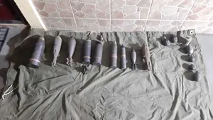 Un bărbat care avea acasă un depozit ilegal de muniţie din cel de-al Doilea Război Mondial a fost rănit de un proiectil - FOTO