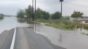 Mai multe drumuri din Galaţi sunt închise. Apa ajunge şi la 1,5 metri