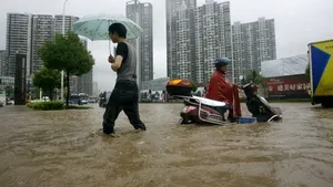 Cel puţin 57 de morţi şi peste un milion de persoane evacuate în urma inundaţiilor din China