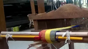 Tricolor de 20 de metri, ţesut la un război vechi de 125 de ani şi arborat într-un mall din Ploieşti - FOTO