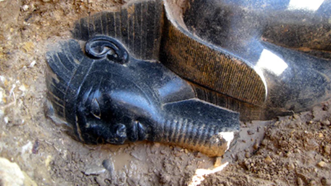 Două statui ale faraonului Amenhotep al III-lea, descoperite în Egipt