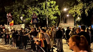 În jur de 200 de susținători la mitingul pro-Georgescu de la Arestul Central. Lozincile au rămas „cum s-au stabilit”