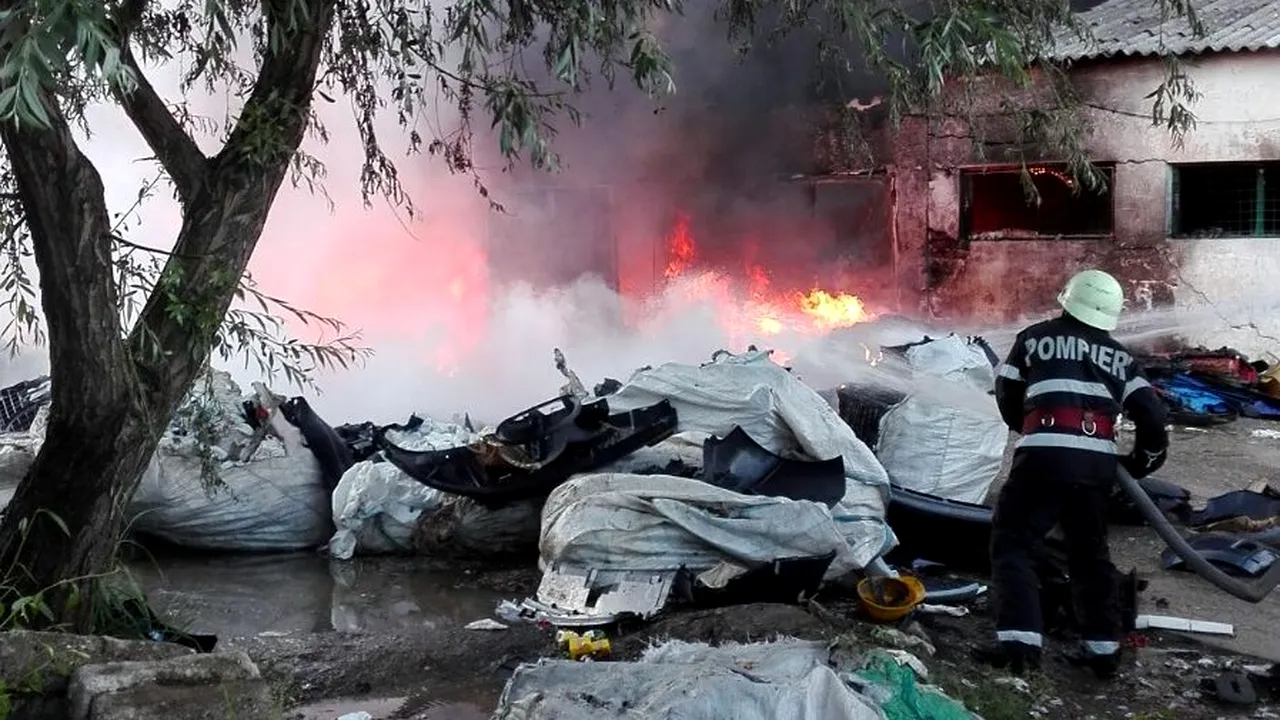 FOTO INCENDIU la o hală din Mihăileşti. În interior sunt materiale plastice