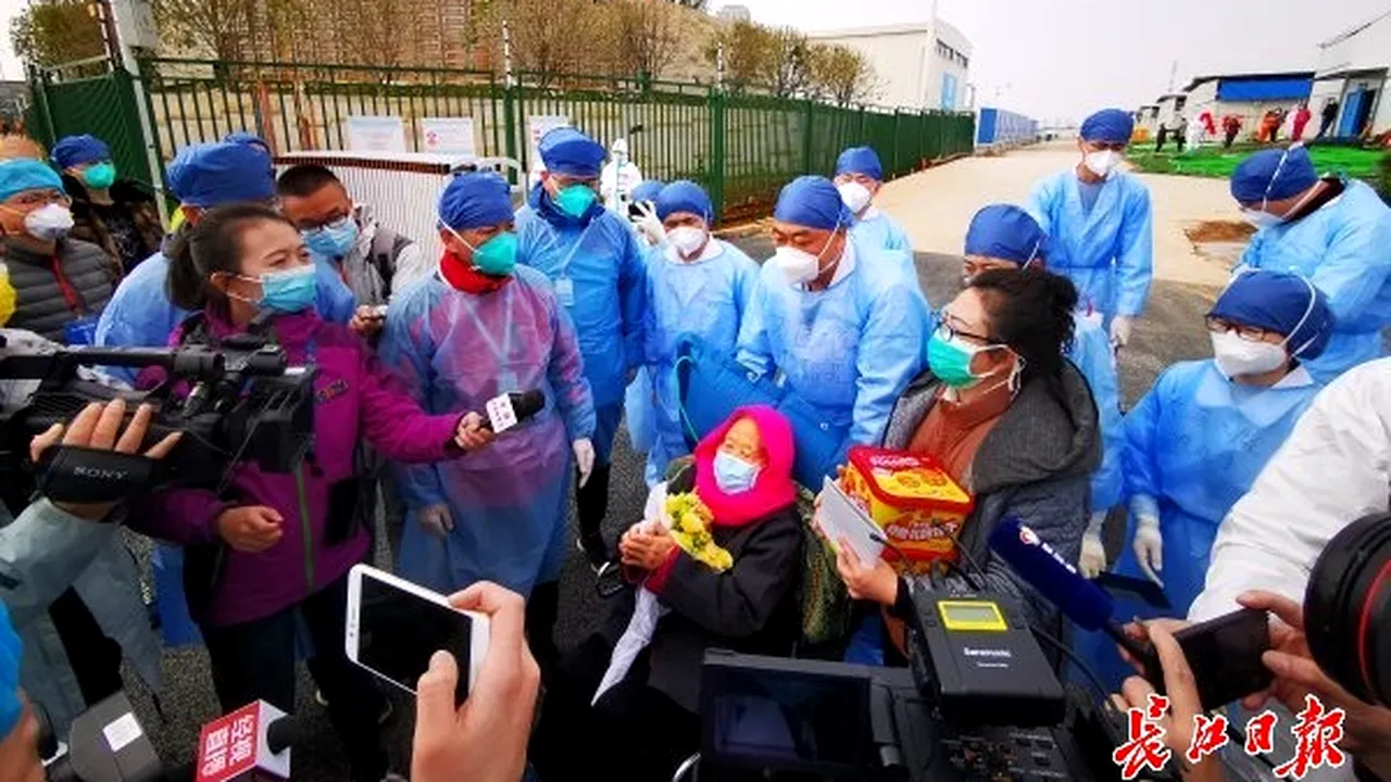 FOTO | Vindecare neaşteptată: Hu Hanying, cea mai vârstnică pacientă din China infectată cu virusul  2019-nCoV, este din nou sănătoasă