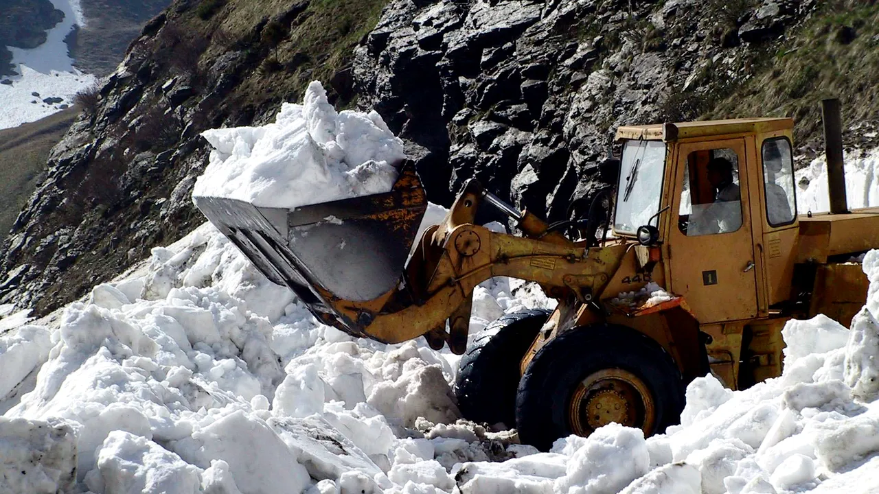 Operaţiune de deszăpezire pe Transfăgărăşan