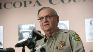 Majoritatea americanilor nu sunt de acord cu decizia lui Trump de graţiere a şerifului Joe Arpaio, condamnat că organiza ilegal patrule pentru depistarea imigranţilor 