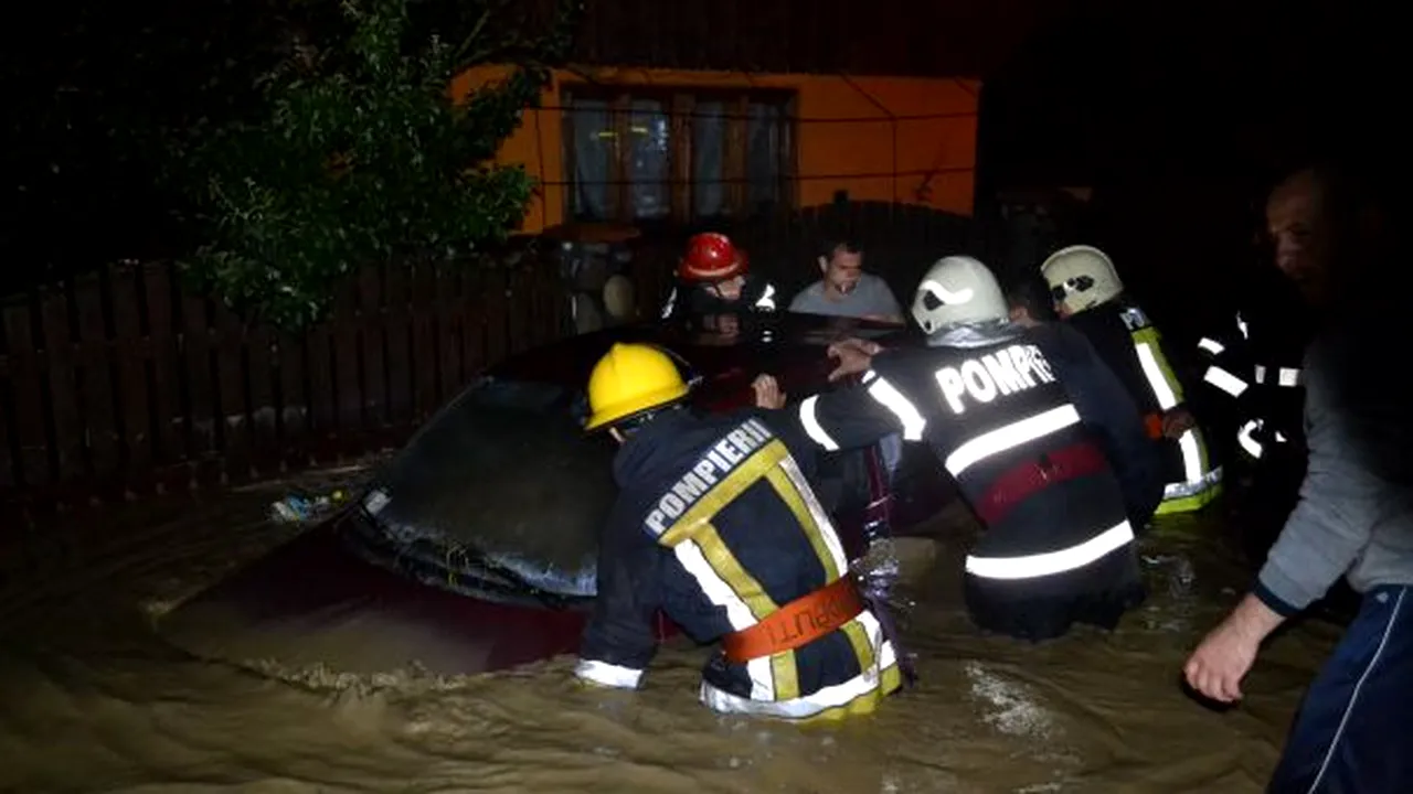 Ploile au făcut ravagii în judeţul Suceava: Zeci de gospodării au fost inundate. Patru persoane, salvate de pompieri- FOTO, VIDEO
