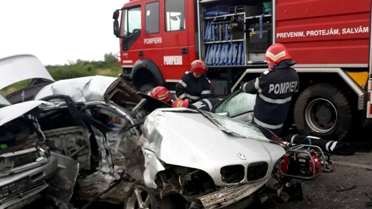 Accident grav la Arad: Un tânăr a murit, iar alte cinci persoane au fost rănite, după ce o maşină a intrat pe contrasens  şi a intrat într-un microbuz 