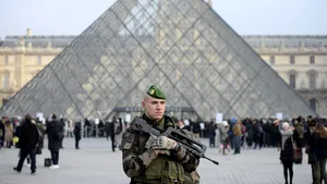 Poliţia franceză a reţinut un bărbat ce ar avea legătură cu atacul de pe Champs-Elysees