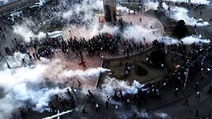 VIOLENŢE ÎN TURCIA: Mii de protestatari se luptă cu forţele de ordine în Istanbul. Un incendiu a izbucnit în Piaţa Taksim - VIDEO, FOTO