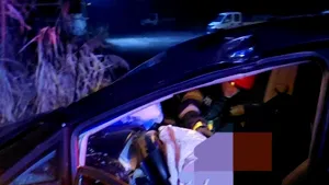 Un şofer de 33 de ani a ajuns la spital, după ce a intrat cu maşina într-un zid