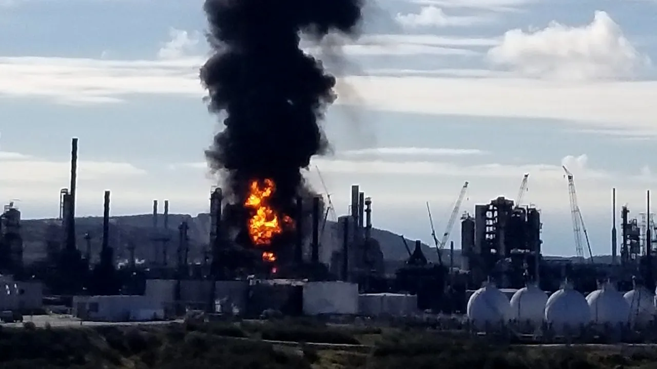 EXPLOZIE urmată de un incendiu de proporţii la cea mai mare rafinărie din Canada. Flăcări uriaşe, vizibile de la mare depărtare | VIDEO 