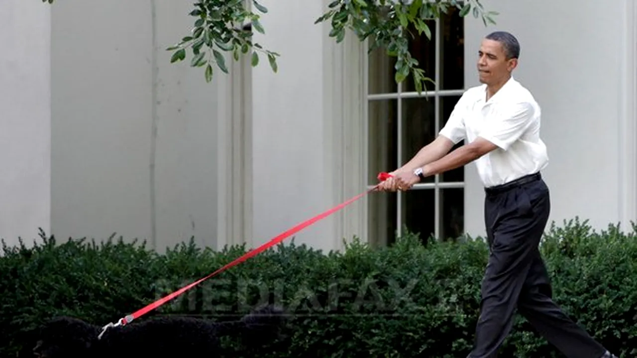 Barack Obama strânge singur fecalele câinelui său