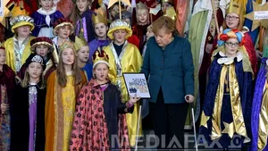 Angela Merkel, în cârje, la prima apariţie publică de la accidentul de schi - FOTO