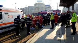 Accident grav în zona Pasajului Obor din Capitală: un bărbat a fost lovit de tramvai, după ce a căzut de pe refugiul pentru pietoni  - FOTO