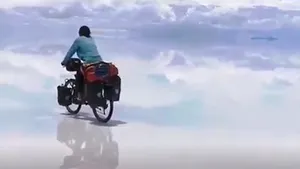 VIDEO Plimbare „dulce” în cel mai mare deşert de sare din lume 