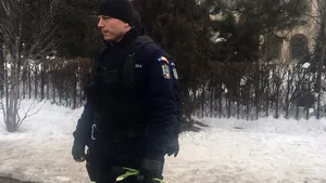 FOTO Jandarmii din faţa Guvernului au primit flori de la tineri, în semn de mulţumire