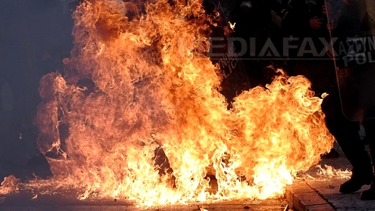 Sute de persoane au fost evacuate de pe o insulă din Grecia, din cauza incendiilor devastatoare