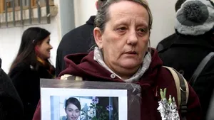 REPORTAJ: Apropiaţi şi necunoscuţi i-au adus un omagiu Aurei Ion -