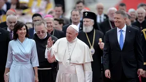 Primul discurs al Papei Francisc în România: Sunt bucuros să mă găsesc în frumoasa dumneavoastră ţară/ Pe fratele meu Daniel ţin să îl salut cu iubire frăţească / Iohannis: Ne daţi curaj pentru înfăptuirea binelui/ PRIMIT de mii de români pe traseul de la aeroport, Suveranul a început vizita istorică  LIVE TEXT