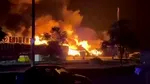 Incendiu uriaș după un atac cu dronă în nord-estul Ucrainei. Pompierii au fost atacați din nou în timpul intervenției