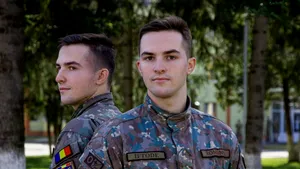 Destin identic pentru doi băieţi gemeni din Botoşani care au aceeaşi pasiune: uniforma militară