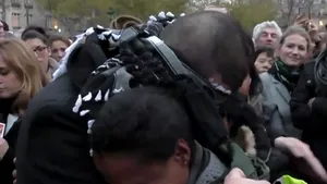 Musulman legat la ochi în centrul Parisului: Dacă aveţi încredere în mine, îmbrăţişaţi-mă! - VIDEO