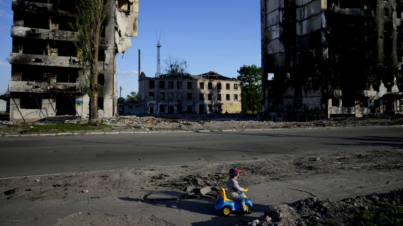 Războiul din Ucraina, ziua a 94-a. 10.000 de soldaţi ruşi sunt în Lugansk. Trupele ucrainene bat în retragere. Armata rusă avansează rapid în est. Un deputat comunist rus îi cere lui Putin să pună capăt războiului din Ucraina / SUA vrea să ofere Ucrainei rachete cu rază mare de acţiune