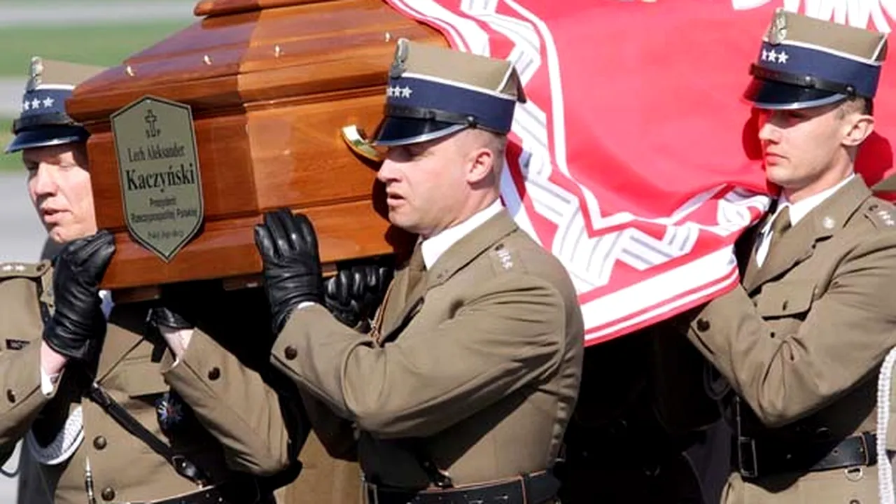 Avionul care transportă sicriele lui Lech şi Maria Kaczynski se îndreaptă către Cracovia