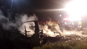 Trei rulote de locuit, INCENDIATE intenţionat pe o stradă din Arad. O persoană este audiată | FOTO