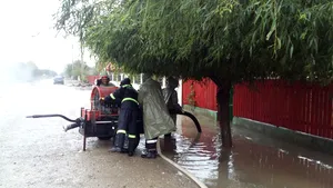 Ploi abundente în ultimele 24 de ore. Un bărbat, luat de viitură, a fost SALVAT în timp util. Opt judeţe au fost afectate- FOTO
