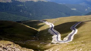 Programul de circulaţie pe Transalpina, redus cu patru ore, din cauza ninsorilor şi a prognozei meteo | VIDEO