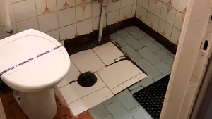 FOTO Saltele şi lenjerii murdare, băi insalubre şi produse alterate, găsite de OPC la trei hoteluri din Eforie