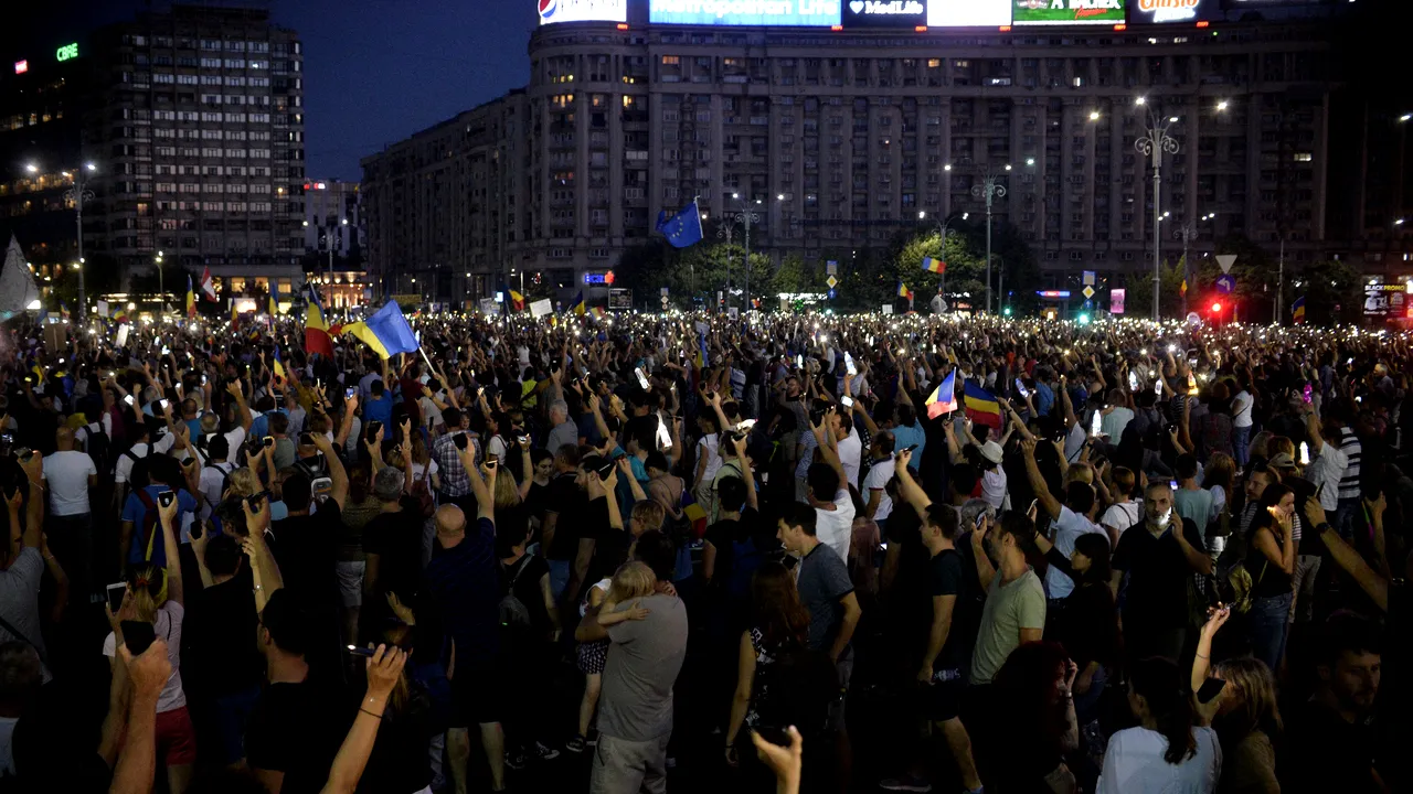 12 august. Protestatarii s-au strâns în Piaţa Victoriei pentru a treia zi de miting. Un bărbat suspect a fost REŢINUT/ Proteste şi în marile oraşe ale ţării. La Cluj oamenii au cântat „Imnul golanilor”