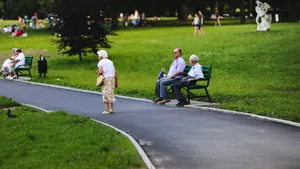 Noua Lege a Pensiilor | Cum se vor calcula pensiile din anul 2021/ Când se va putea opta între pensie şi indemnizaţie socială minimă/ Cazurile în care mamele vor putea beneficia de reducerea vârstei/ Al 13-lea salariu va fi luat în calcul