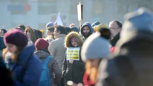 Protestatarii se strâng din nou în Piaţa Victoriei 