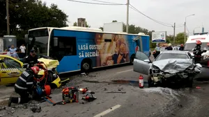 Accident grav pe Splaiul Independenţei din Bucureşti, în care a fost implicat şi un taxi. Două persoane au murit, iar alte două au fost rănite | FOTO