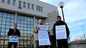 Localnici din Nadăş, satul pierdut de locuitori în instanţă, în greva foamei în faţa Tribunalului Olt