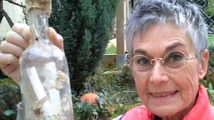 Sticlă aruncată în Oceanul Atlantic din New York, găsită pe o plajă din Franţa - FOTO