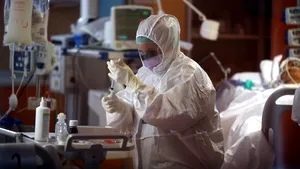 Un supravieţuitor al unui AVC, în vârstă de 73 de ani, cu coloana vertebrală fracturată şi boală pulmonară, s-a vindecat de coronavirus