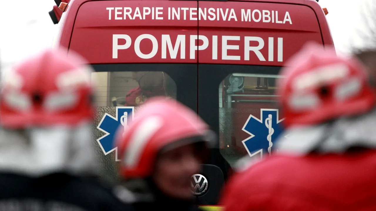 Două persoane, dintre care o femeie imobilizată la pat, au suferit arsuri într-un incendiu, în Mehedinţi