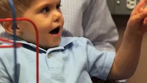 EMOŢIONANT: Cum reacţionează un băieţel surd când aude pentru prima oară vocea părinţilor - VIDEO