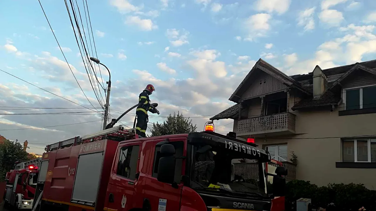 FOTO: Incendiu puternic în Câmpulung Muscel. Trei maşini au ars, iar alte opt au fost afectate