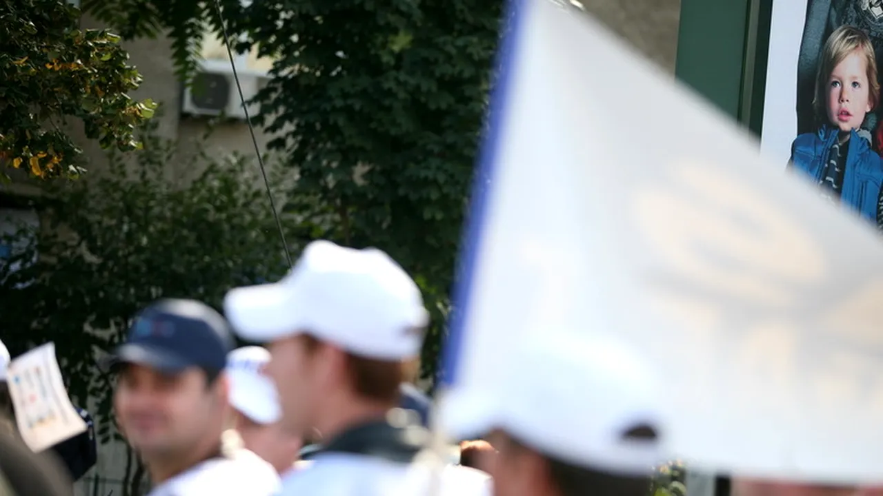 PROTEST al persoanelor cu dizabilităţi, marţi, în faţa Ministerului Muncii: Oamenii sunt nemuţumiţi de Ordonanţa de urgenţă privind angajare în Unităţi Protejate Autorizate/ REACŢIA Ministerul Muncii