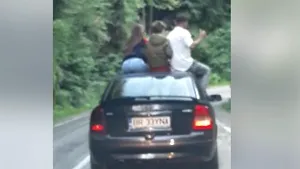 TERIBILISM pe Transfăgărăşan: Patru tineri filmaţi pe capota unei maşini în mers/ VIDEO