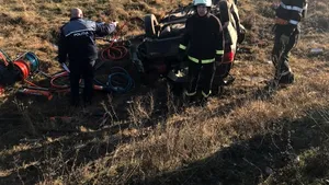 O persoană a murit, iar alte două au fost rănite după ce maşina în care se aflau a fost lovită de trenul Iaşi - Galaţi