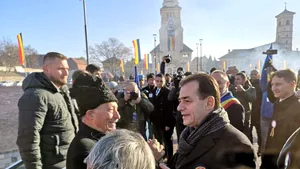 Parada militară de 1 Decembrie de la Alba Iulia. Reacţia lui Ludovic Orban, abordat pe traseu de un bărbat